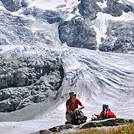 Rustende bergwandelaars voor de Moiry gletsjer in de Walliser Alpen, Wallis, Zwitserland
<BR><BR>Zie ook www.arterra.be</P>